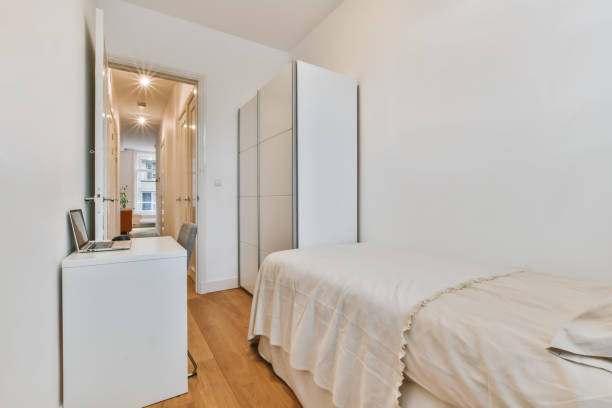 Memaksimalkan Sudut Kamar dengan Sistem Simpan yang Efisien